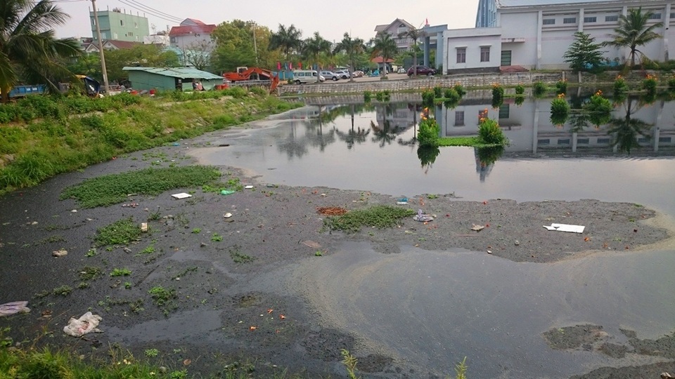 Dân ngao ngán vì nước kênh, hồ đen ngòm hôi thối - 1 Dân ngao ngán vì nước kênh, hồ đen ngòm hôi thối - 1