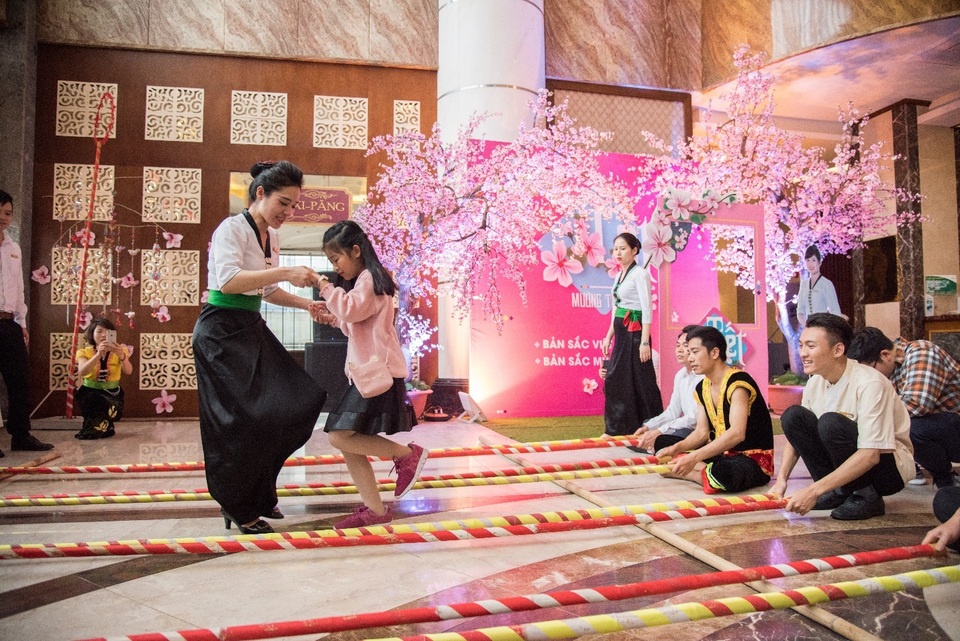 Hoa ban trắng trời, gọi mời lễ hội - 3 Hoa ban trắng trời, gọi mời lễ hội - 3