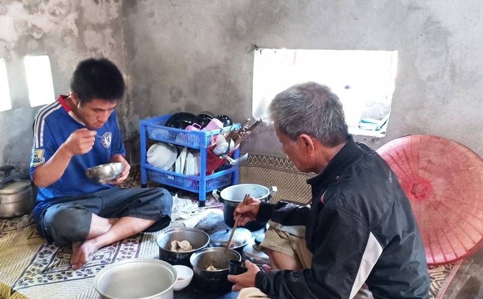 Cay đắng cảnh cha “gần đất xa trời” nuôi con tâm thần - 1