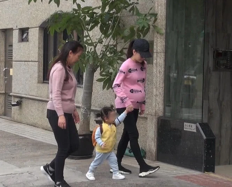 Bà xã Quách Phú Thành mang bầu 7 tháng nhưng vẫn thon gọn - 6 Bà xã Quách Phú Thành mang bầu 7 tháng nhưng vẫn thon gọn - 6