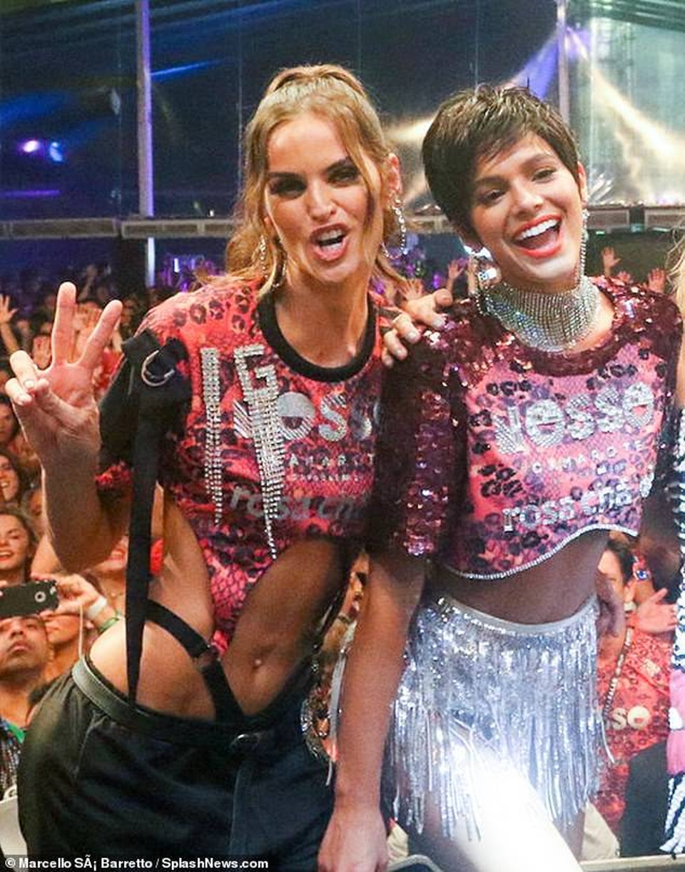 Thiên thần Victorias Secret gợi cảm dự lễ hội carnival - 7 Thiên thần Victorias Secret gợi cảm dự lễ hội carnival - 7
