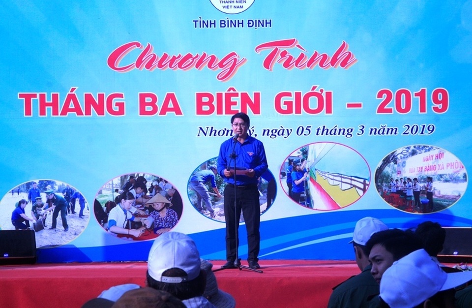 Bình Định: Công an, bộ đội, thanh niên, học sinh nhặt rác làm sạch biển - 1 Bình Định: Công an, bộ đội, thanh niên, học sinh nhặt rác làm sạch biển - 1