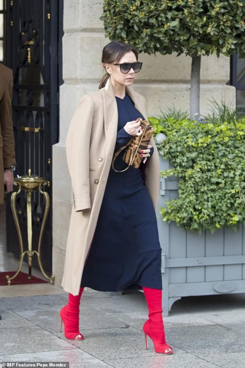 Victoria Beckham và con trai nổi bật tại tuần lễ thời trang Paris - 1 Victoria Beckham và con trai nổi bật tại tuần lễ thời trang Paris - 1