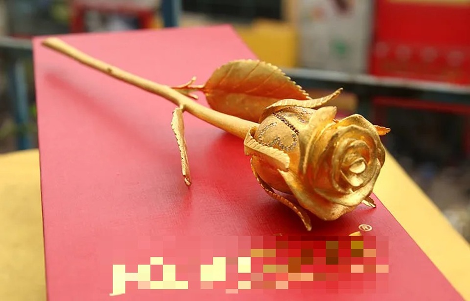 250 triệu đồng bông hồng vàng đính kim cương, đại gia chịu chơi tặng quà 8/3 - 2 250 triệu đồng bông hồng vàng đính kim cương, đại gia chịu chơi tặng quà 8/3 - 2