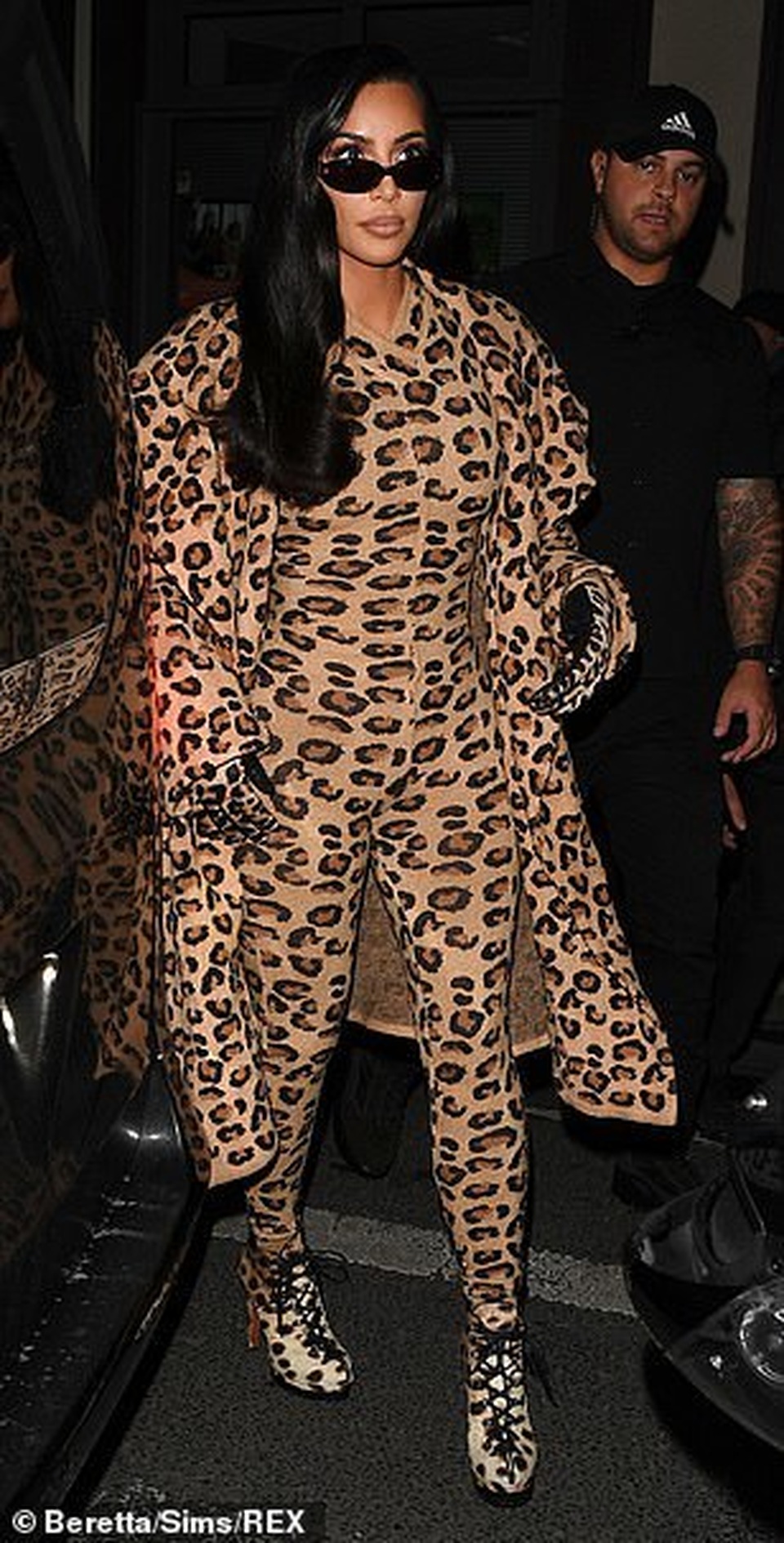 Kim Kardashian bị chê khi mặc nguyên cây đồ da báo - 7