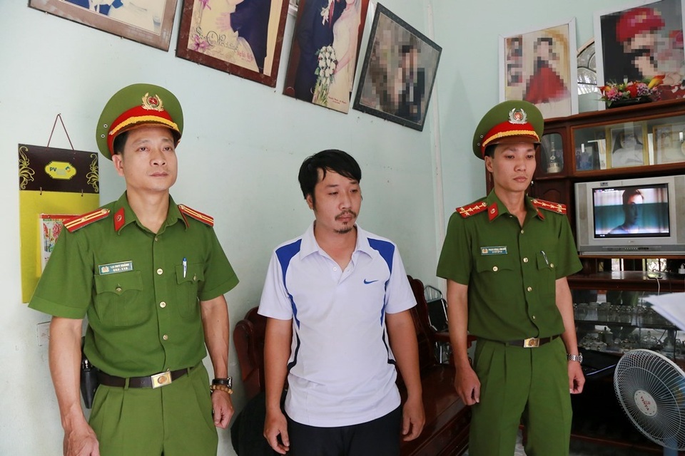 Khởi tố Hiệu trưởng lừa xin việc, mượn đồng nghiệp hàng tỷ đồng không trả - 1 Khởi tố Hiệu trưởng lừa xin việc, mượn đồng nghiệp hàng tỷ đồng không trả - 1