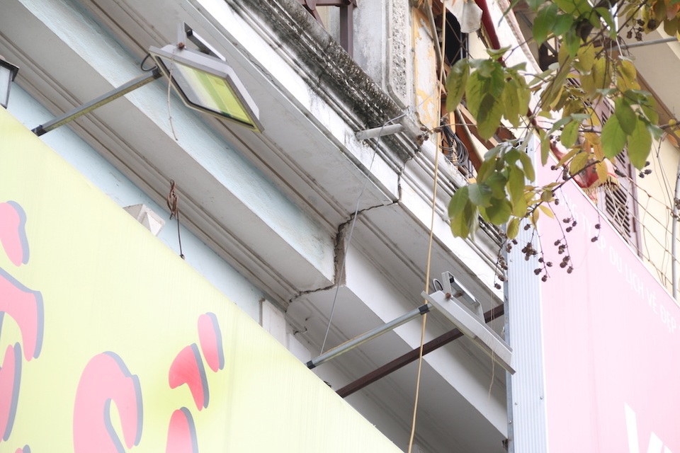 Hà Nội: Nhiều ngôi nhà bất ngờ chống nạng trên đường Đào Tấn - 8 Hà Nội: Nhiều ngôi nhà bất ngờ chống nạng trên đường Đào Tấn - 8