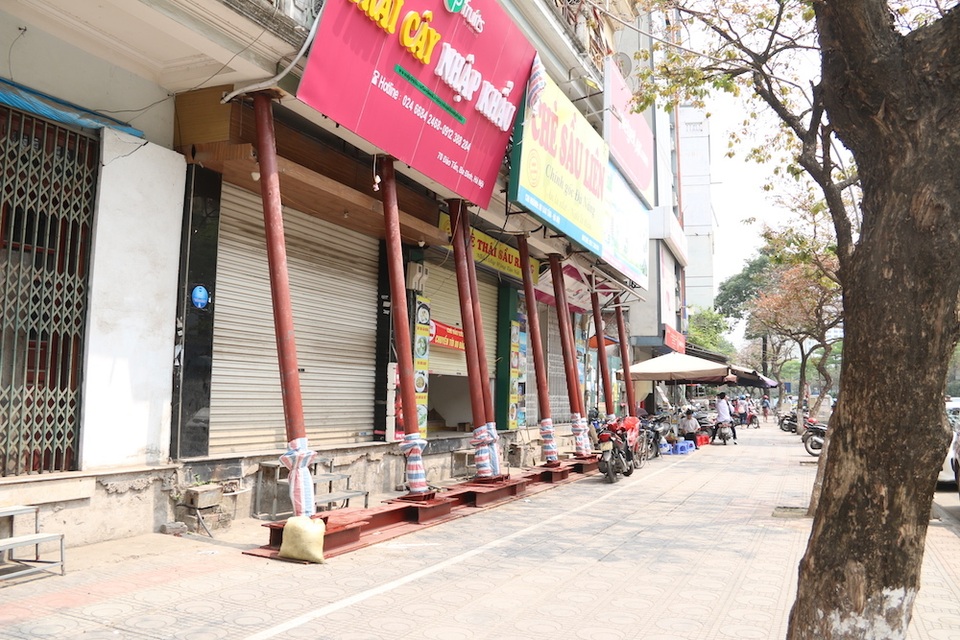 Hà Nội: Nhiều ngôi nhà bất ngờ chống nạng trên đường Đào Tấn - 9 Hà Nội: Nhiều ngôi nhà bất ngờ chống nạng trên đường Đào Tấn - 9