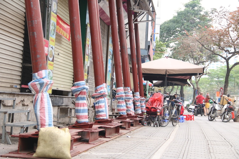 Hà Nội: Nhiều ngôi nhà bất ngờ chống nạng trên đường Đào Tấn - 4 Hà Nội: Nhiều ngôi nhà bất ngờ chống nạng trên đường Đào Tấn - 4