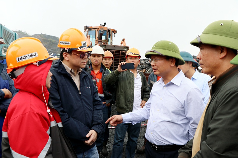 Hai doanh nghiệp tranh chấp, hàng trăm công nhân xô xát tại khai trường than - 2 Hai doanh nghiệp tranh chấp, hàng trăm công nhân xô xát tại khai trường than - 2