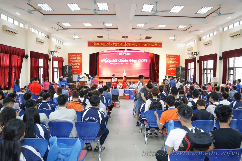 Giảng viên, sinh viên ĐH Công nghiệp Hà Nội hiến tặng gần 2000 đơn vị máu - 1 Giảng viên, sinh viên ĐH Công nghiệp Hà Nội hiến tặng gần 2000 đơn vị máu - 1