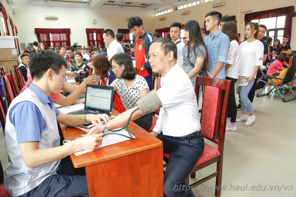 Giảng viên, sinh viên ĐH Công nghiệp Hà Nội hiến tặng gần 2000 đơn vị máu - 2 Giảng viên, sinh viên ĐH Công nghiệp Hà Nội hiến tặng gần 2000 đơn vị máu - 2