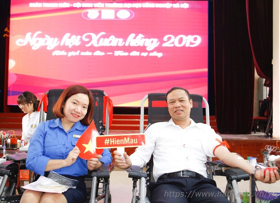 Giảng viên, sinh viên ĐH Công nghiệp Hà Nội hiến tặng gần 2000 đơn vị máu - 3 Giảng viên, sinh viên ĐH Công nghiệp Hà Nội hiến tặng gần 2000 đơn vị máu - 3