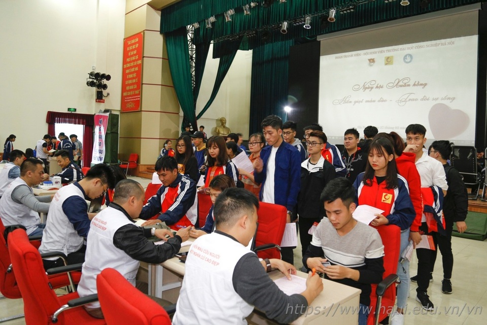 Giảng viên, sinh viên ĐH Công nghiệp Hà Nội hiến tặng gần 2000 đơn vị máu - 5 Giảng viên, sinh viên ĐH Công nghiệp Hà Nội hiến tặng gần 2000 đơn vị máu - 5