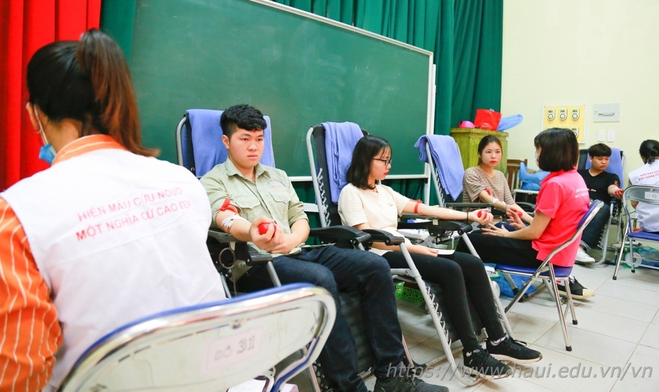 Giảng viên, sinh viên ĐH Công nghiệp Hà Nội hiến tặng gần 2000 đơn vị máu - 6 Giảng viên, sinh viên ĐH Công nghiệp Hà Nội hiến tặng gần 2000 đơn vị máu - 6