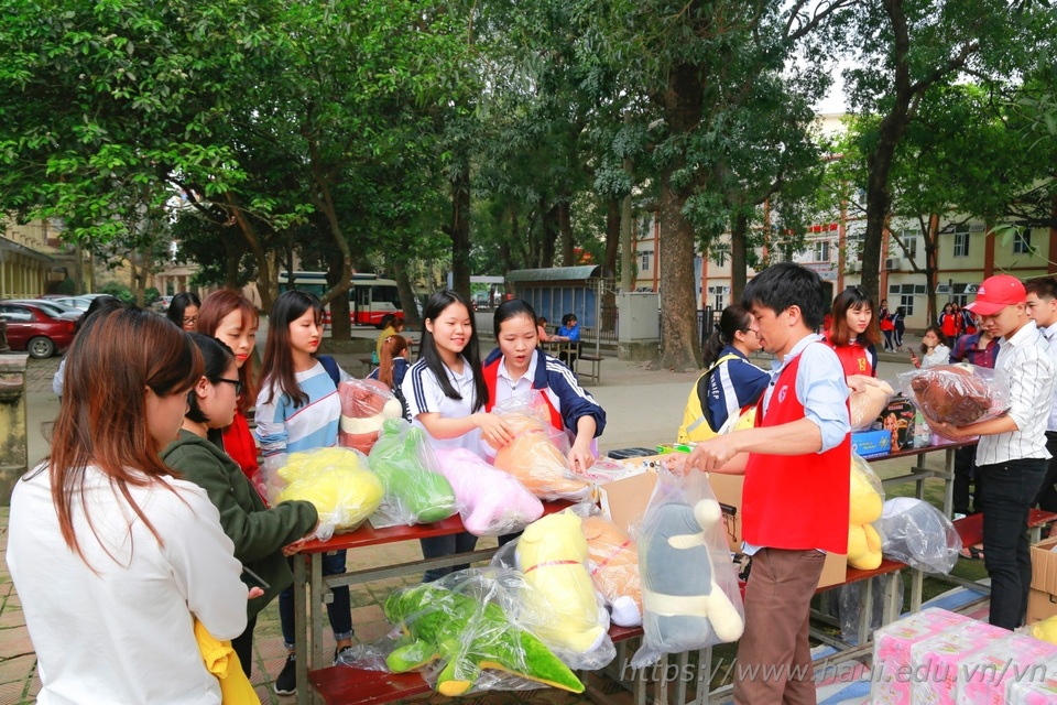 Giảng viên, sinh viên ĐH Công nghiệp Hà Nội hiến tặng gần 2000 đơn vị máu - 8 Giảng viên, sinh viên ĐH Công nghiệp Hà Nội hiến tặng gần 2000 đơn vị máu - 8