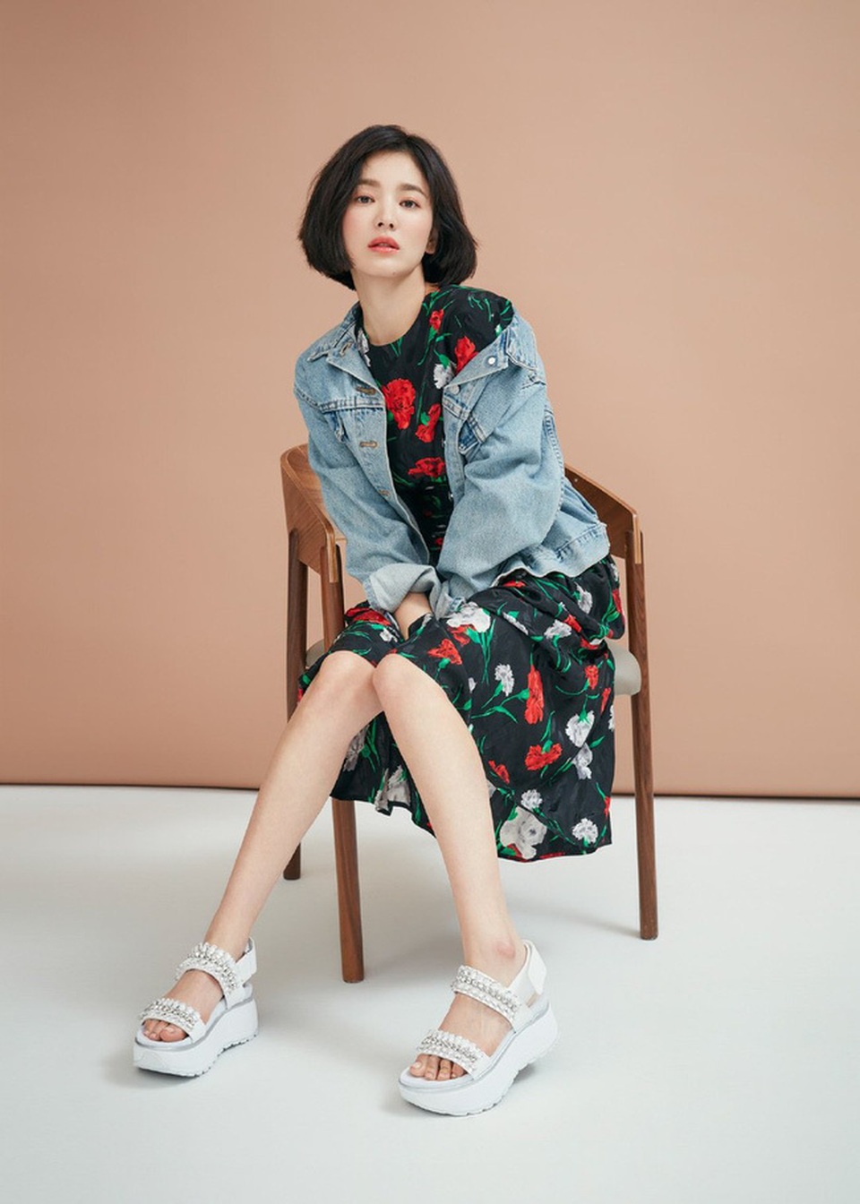 Phớt lờ tin đồn ly hôn, Song Hye Kyo “đốn tim” cư dân mạng với loạt ảnh đẹp lung linh - 8 Phớt lờ tin đồn ly hôn, Song Hye Kyo “đốn tim” cư dân mạng với loạt ảnh đẹp lung linh - 8
