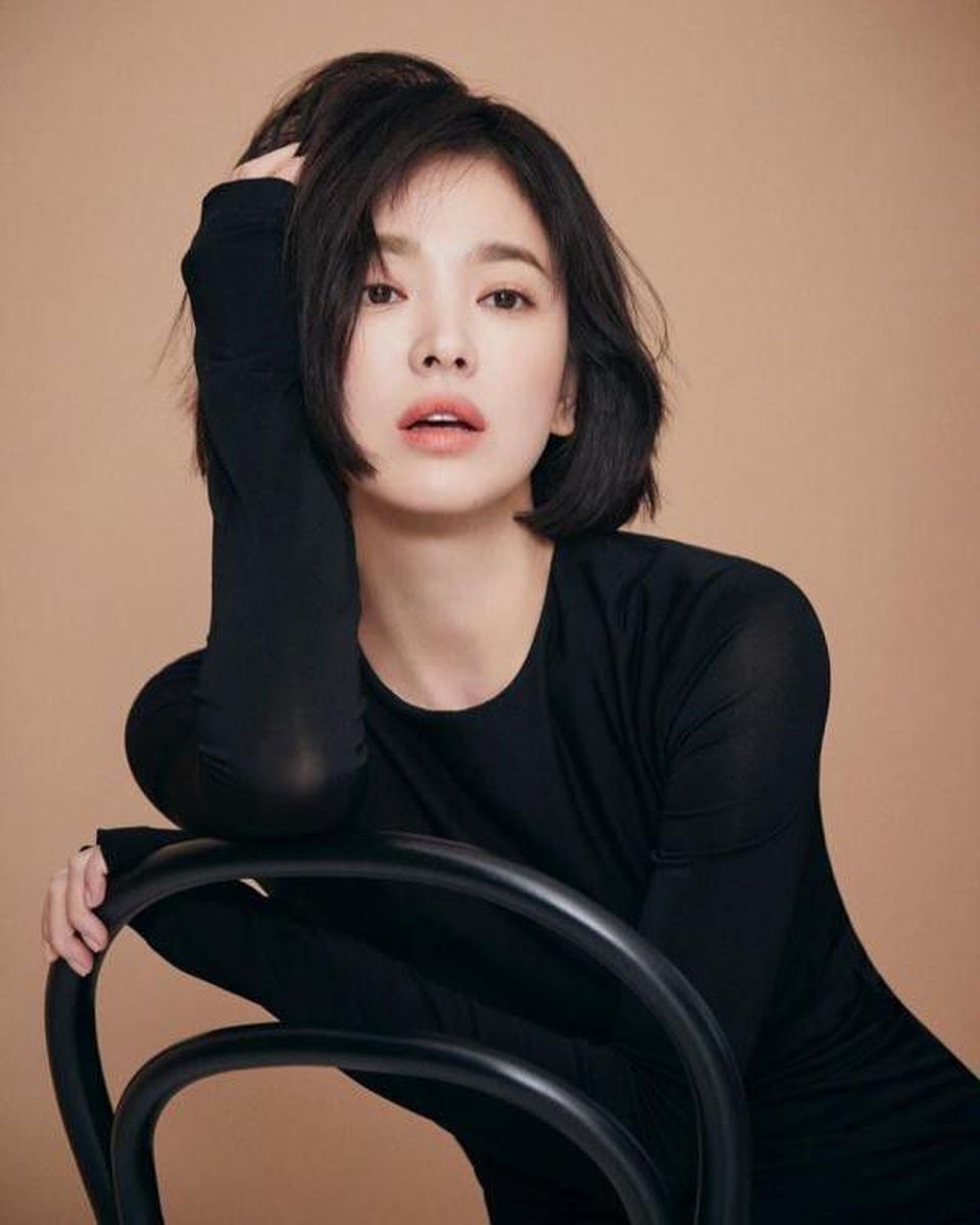 Phớt lờ tin đồn ly hôn, Song Hye Kyo “đốn tim” cư dân mạng với loạt ảnh đẹp lung linh - 18 Phớt lờ tin đồn ly hôn, Song Hye Kyo “đốn tim” cư dân mạng với loạt ảnh đẹp lung linh - 18