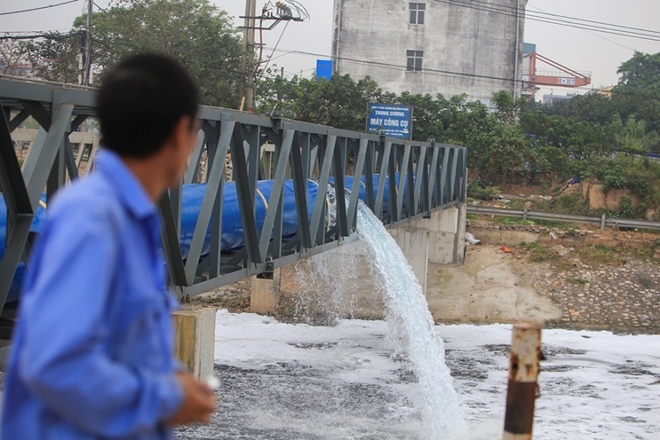 Hà Nội: Bọt nổi trắng xóa cả khúc sông Tô Lịch - 2 Hà Nội: Bọt nổi trắng xóa cả khúc sông Tô Lịch - 2