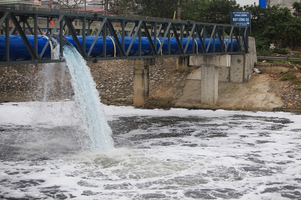 Hà Nội: Bọt nổi trắng xóa cả khúc sông Tô Lịch - 6 Hà Nội: Bọt nổi trắng xóa cả khúc sông Tô Lịch - 6