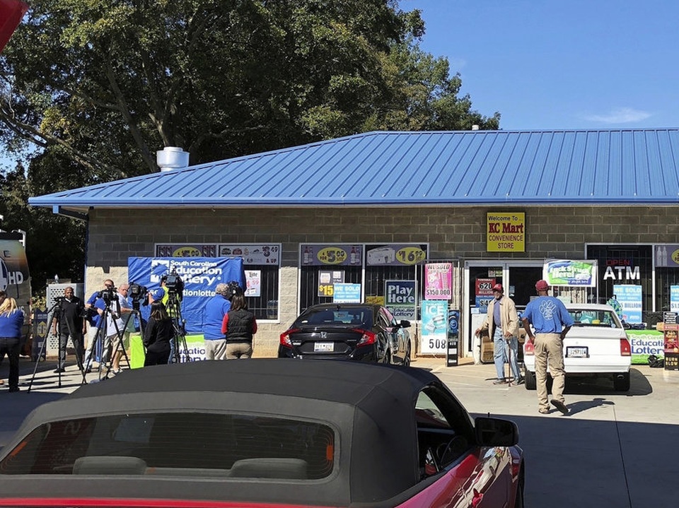 Chủ nhân giải độc đắc lớn nhất nước Mỹ cuối cùng cũng đi nhận thưởng - 1