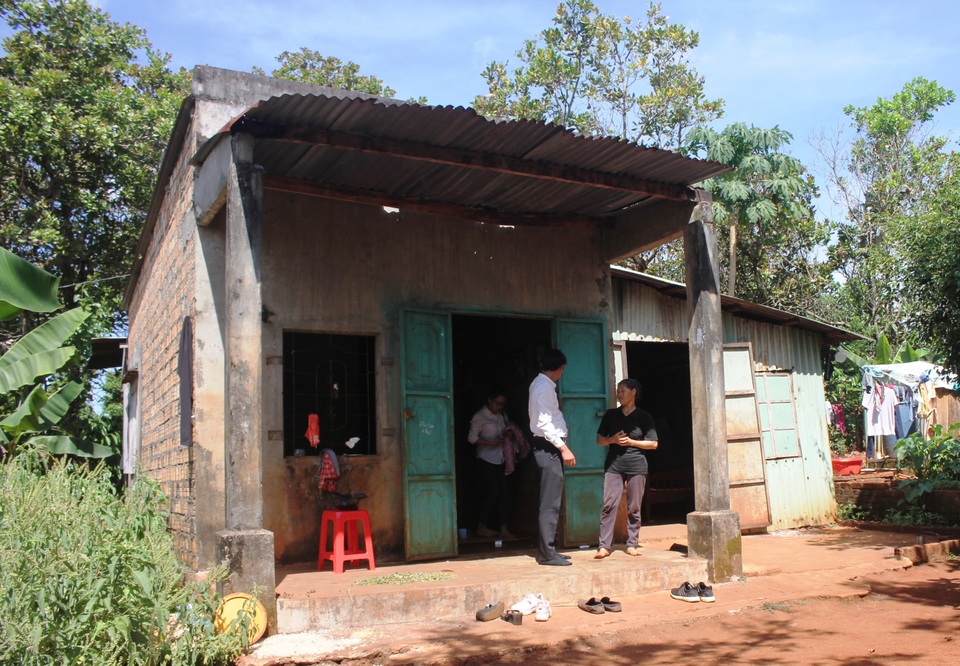 Những phận người trên “xóm không chồng” - 2 Những phận người trên “xóm không chồng” - 2