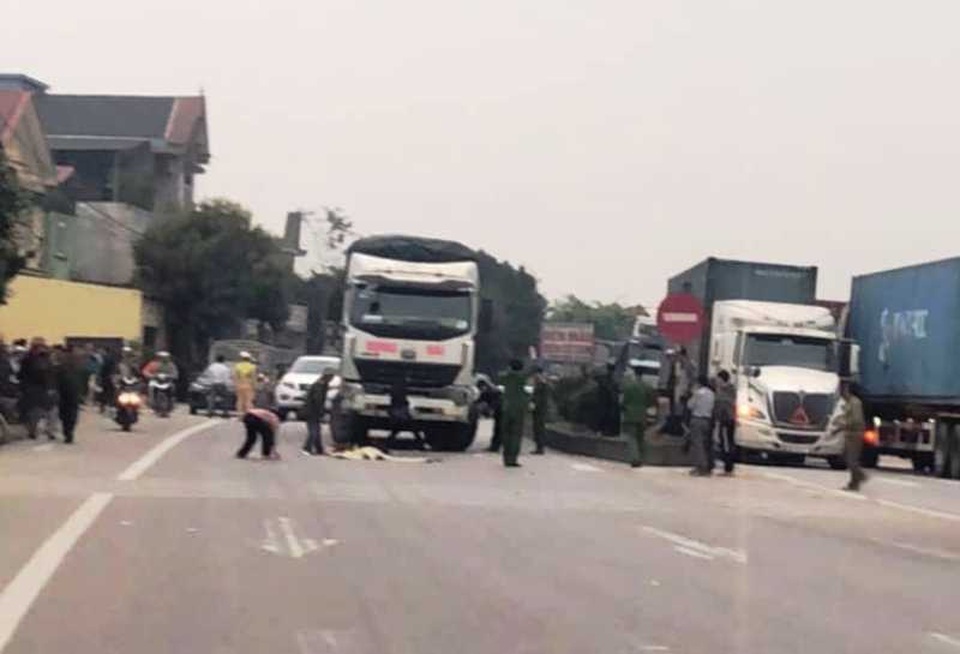 Bé gái 3 tuổi chạy ra đường bị xe tải tông tử vong - 1 Bé gái 3 tuổi chạy ra đường bị xe tải tông tử vong - 1