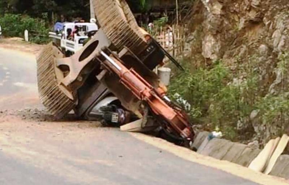 Máy xúc từ thùng xe tải rơi xuống đè chết người đi đường - 1