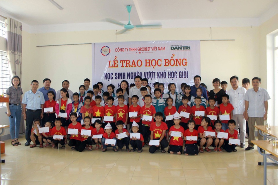 Công ty Grobest cùng đồng hành Báo Dân trí trao 80 suất học bổng đến học trò nghèo vùng biển Hà Tĩnh - 4 Công ty Grobest cùng đồng hành Báo Dân trí trao 80 suất học bổng đến học trò nghèo vùng biển Hà Tĩnh - 4
