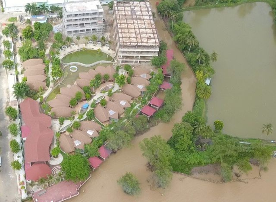 Đang tháo dỡ khu resort lấn chiếm “đất vàng” bờ sông Hậu - 1 Đang tháo dỡ khu resort lấn chiếm “đất vàng” bờ sông Hậu - 1