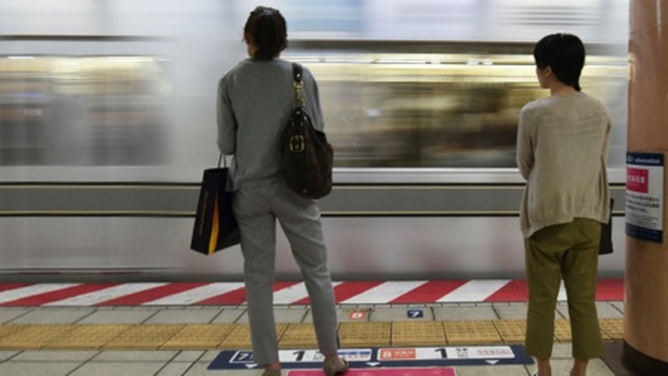 Kẻ biến thái liếm tóc phụ nữ ở ga tàu điện ngầm - 1