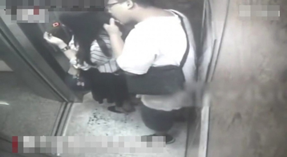 Kẻ biến thái liếm tóc phụ nữ ở ga tàu điện ngầm - 2