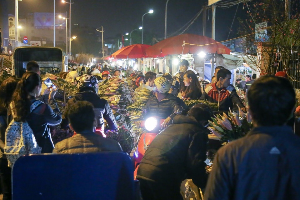 Choáng cảnh đông nghẹt người mua hoa ở chợ đêm Quảng An sát ngày 8/3 - 5 Choáng cảnh đông nghẹt người mua hoa ở chợ đêm Quảng An sát ngày 8/3 - 5