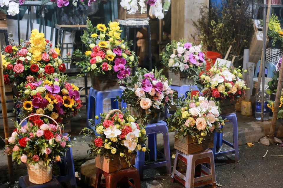 Choáng cảnh đông nghẹt người mua hoa ở chợ đêm Quảng An sát ngày 8/3 - 10 Choáng cảnh đông nghẹt người mua hoa ở chợ đêm Quảng An sát ngày 8/3 - 10