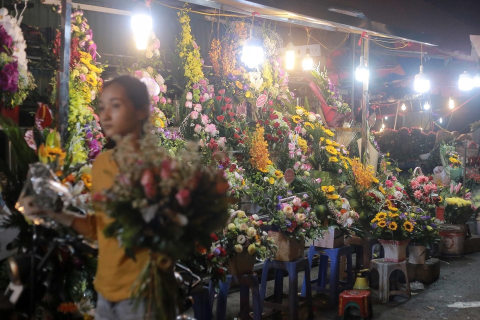Choáng cảnh đông nghẹt người mua hoa ở chợ đêm Quảng An sát ngày 8/3 - 9 Choáng cảnh đông nghẹt người mua hoa ở chợ đêm Quảng An sát ngày 8/3 - 9