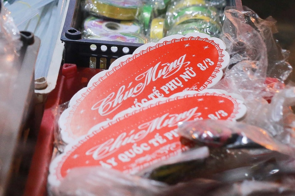 Choáng cảnh đông nghẹt người mua hoa ở chợ đêm Quảng An sát ngày 8/3 - 12 Choáng cảnh đông nghẹt người mua hoa ở chợ đêm Quảng An sát ngày 8/3 - 12