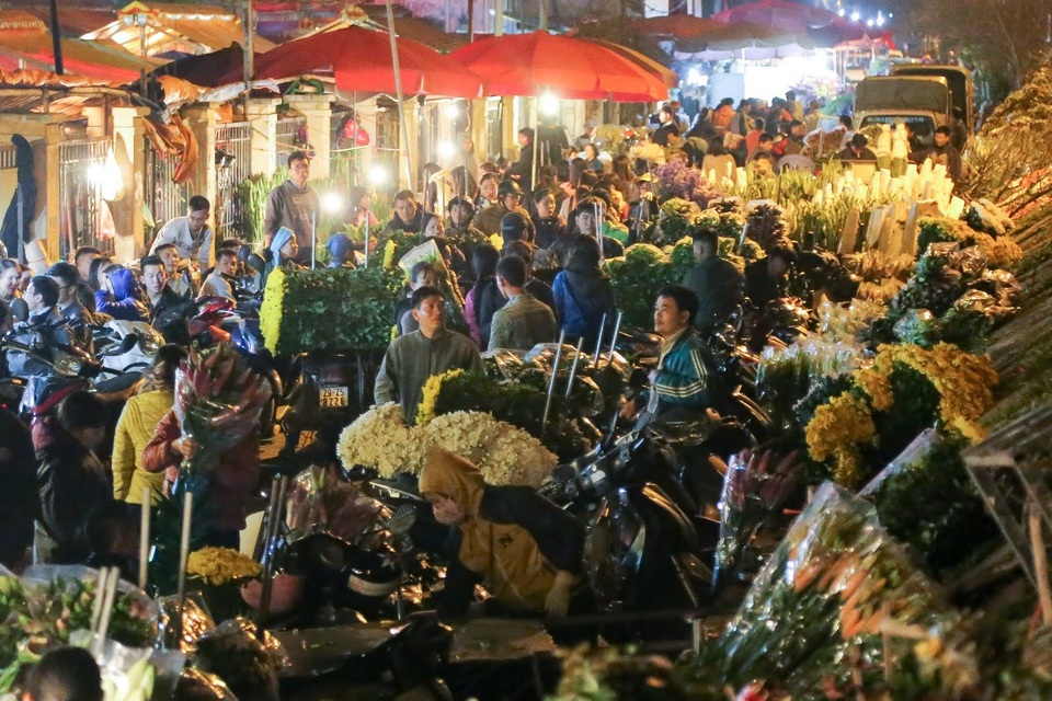 Choáng cảnh đông nghẹt người mua hoa ở chợ đêm Quảng An sát ngày 8/3 - 1 Choáng cảnh đông nghẹt người mua hoa ở chợ đêm Quảng An sát ngày 8/3 - 1