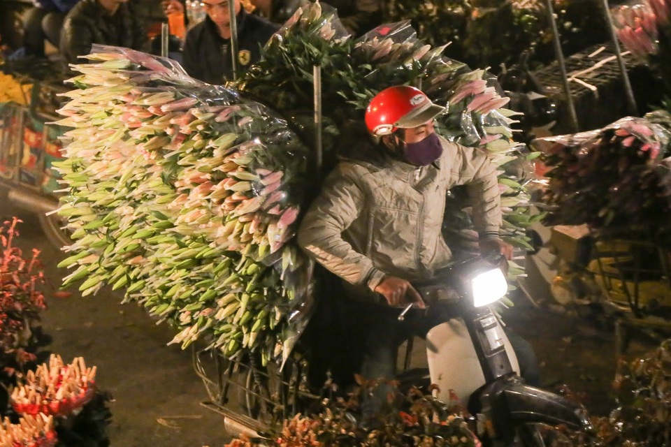 Choáng cảnh đông nghẹt người mua hoa ở chợ đêm Quảng An sát ngày 8/3 - 3 Choáng cảnh đông nghẹt người mua hoa ở chợ đêm Quảng An sát ngày 8/3 - 3