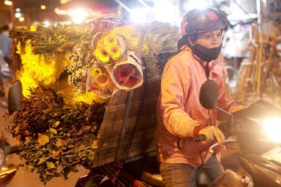 Choáng cảnh đông nghẹt người mua hoa ở chợ đêm Quảng An sát ngày 8/3 - 13 Choáng cảnh đông nghẹt người mua hoa ở chợ đêm Quảng An sát ngày 8/3 - 13