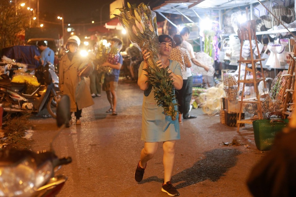 Choáng cảnh đông nghẹt người mua hoa ở chợ đêm Quảng An sát ngày 8/3 - 4 Choáng cảnh đông nghẹt người mua hoa ở chợ đêm Quảng An sát ngày 8/3 - 4