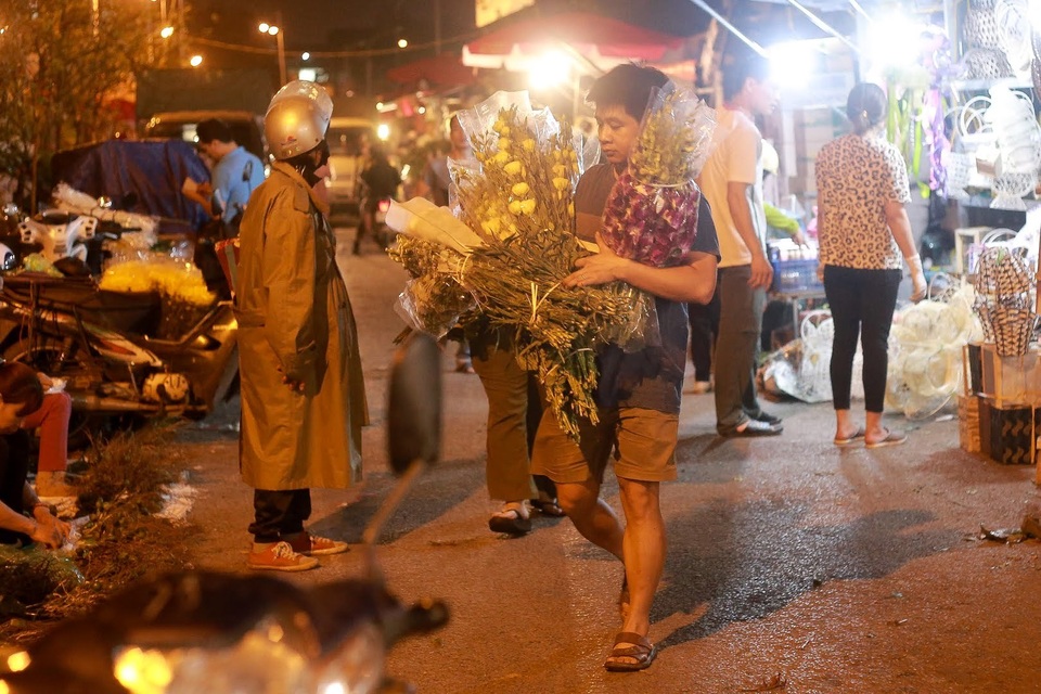 Choáng cảnh đông nghẹt người mua hoa ở chợ đêm Quảng An sát ngày 8/3 - 6 Choáng cảnh đông nghẹt người mua hoa ở chợ đêm Quảng An sát ngày 8/3 - 6