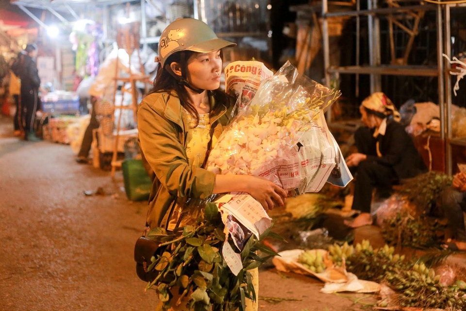 Choáng cảnh đông nghẹt người mua hoa ở chợ đêm Quảng An sát ngày 8/3 - 8 Choáng cảnh đông nghẹt người mua hoa ở chợ đêm Quảng An sát ngày 8/3 - 8