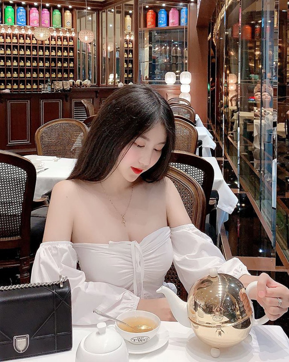 Cô em út họ Hồ ngày càng xinh đẹp, cuốn hút - 14 Cô em út họ Hồ ngày càng xinh đẹp, cuốn hút - 14