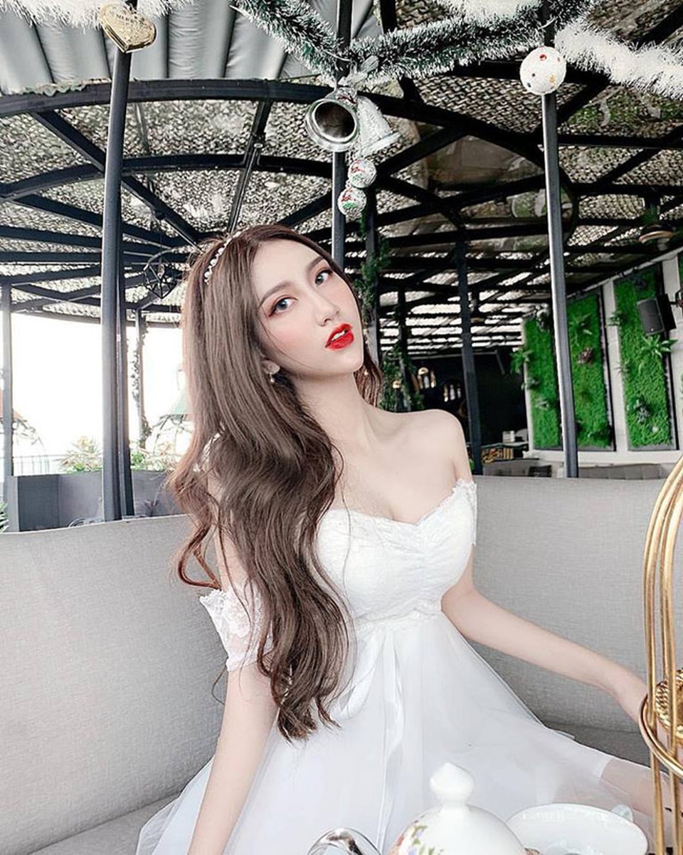 Cô em út họ Hồ ngày càng xinh đẹp, cuốn hút - 15 Cô em út họ Hồ ngày càng xinh đẹp, cuốn hút - 15