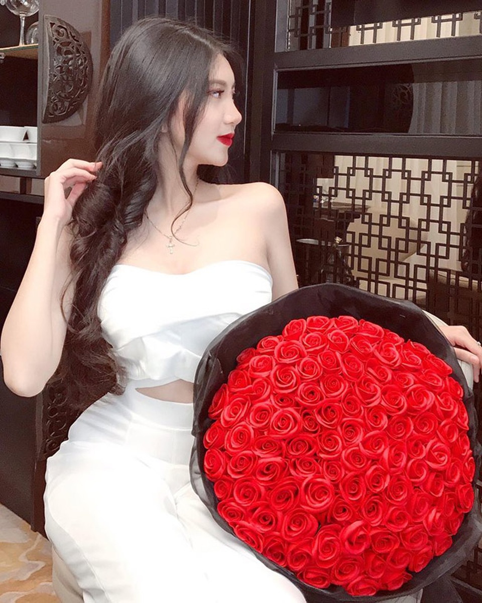 Cô em út họ Hồ ngày càng xinh đẹp, cuốn hút - 2 Cô em út họ Hồ ngày càng xinh đẹp, cuốn hút - 2