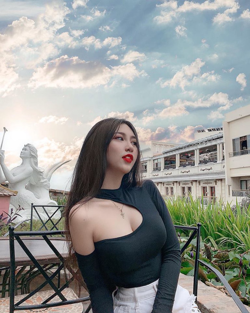 Cô em út họ Hồ ngày càng xinh đẹp, cuốn hút - 9 Cô em út họ Hồ ngày càng xinh đẹp, cuốn hút - 9