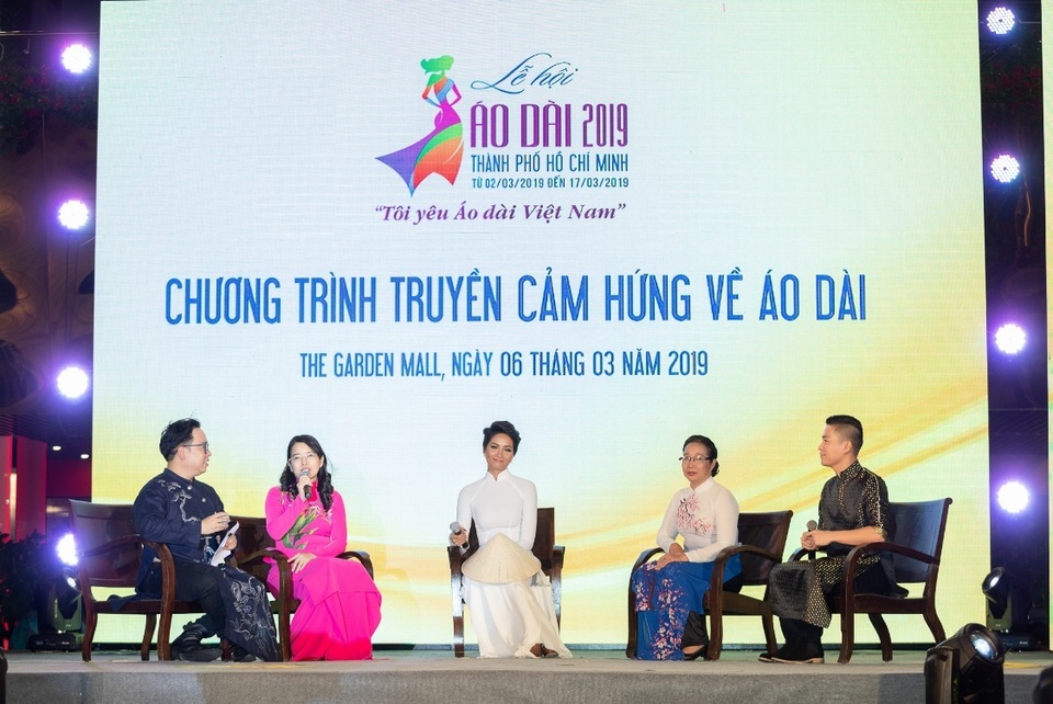 H’Hen Niê truyền cảm hứng áo dài với chiếc áo dài thổ cẩm trắng - 1 H’Hen Niê truyền cảm hứng áo dài với chiếc áo dài thổ cẩm trắng - 1