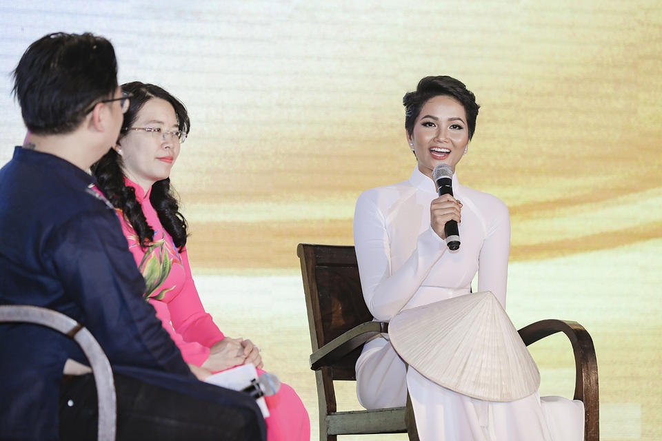 H’Hen Niê truyền cảm hứng áo dài với chiếc áo dài thổ cẩm trắng - 2 H’Hen Niê truyền cảm hứng áo dài với chiếc áo dài thổ cẩm trắng - 2