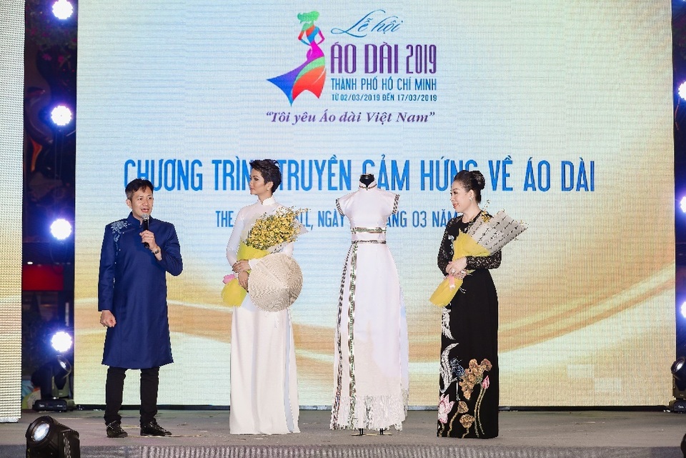 H’Hen Niê truyền cảm hứng áo dài với chiếc áo dài thổ cẩm trắng - 3 H’Hen Niê truyền cảm hứng áo dài với chiếc áo dài thổ cẩm trắng - 3