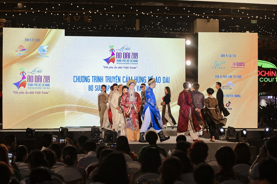 H’Hen Niê truyền cảm hứng áo dài với chiếc áo dài thổ cẩm trắng - 4 H’Hen Niê truyền cảm hứng áo dài với chiếc áo dài thổ cẩm trắng - 4